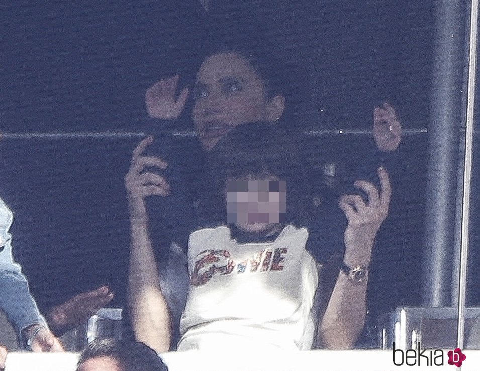 Pilar Rubio con su hijo Sergio Ramos en un partido de fútbol del Santiago Bernabéu