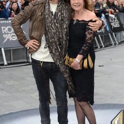 Russell Brand junto a su madre, Barbara Brand