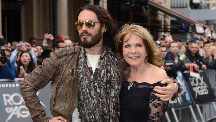 Russell Brand junto a su madre, Barbara Brand