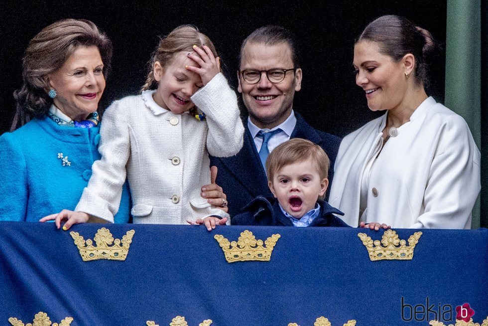 Estela y Oscar de Suecia, muy graciosos junto a Victoria y Daniel de Suecia y la Reina Silvia en el 72 cumpleaños de Carlos Gustavo de Suecia