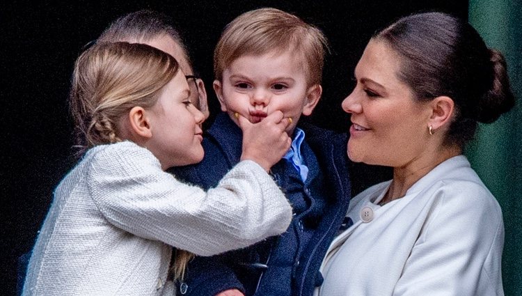 Estela de Suecia hace una carantoña a su hermano Oscar de Suecia en el cumpleaños del Rey Carlos Gustavo