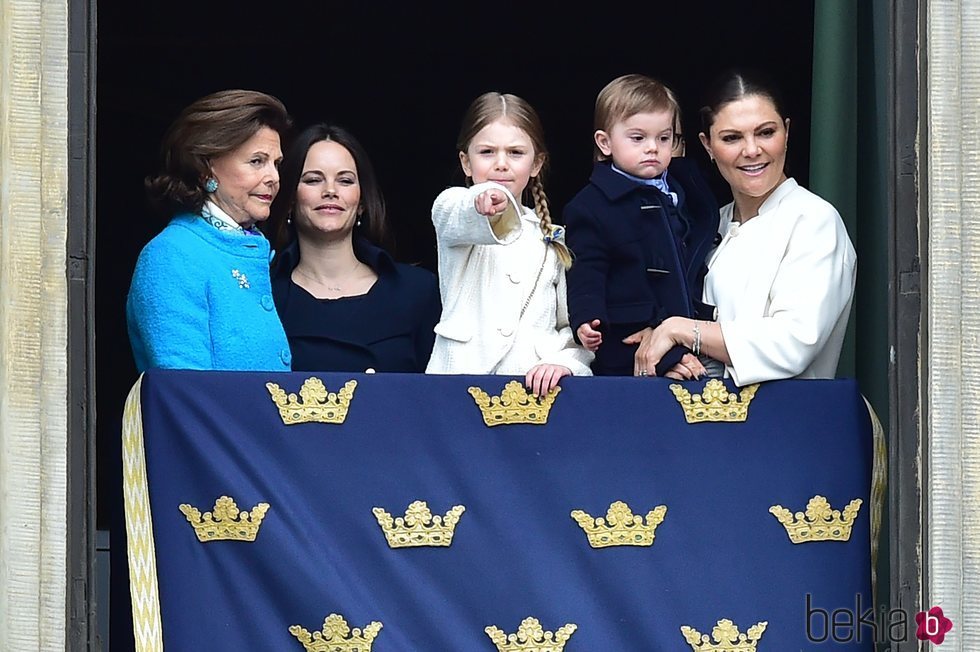 La Reina Silvia, Sofia Hellqvist, Victoria de Suecia y sus hijos Estela y Oscar en el 72 cumpleaños de Carlos Gustavo de Suecia