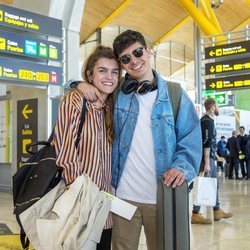 Alfred y Amaia en el aeropuerto poniendo rumbo a Lisboa para Eurovisión 2018