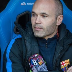 Andrés Iniesta en el banquillo con el FC Barcelona