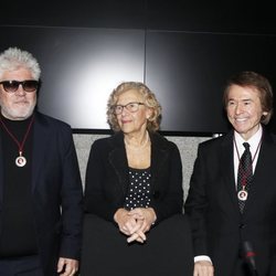 Raphael y Pedro Almodóvar con Manuela Carmena en el nombramiento de Hijos Adoptivos de Madrid