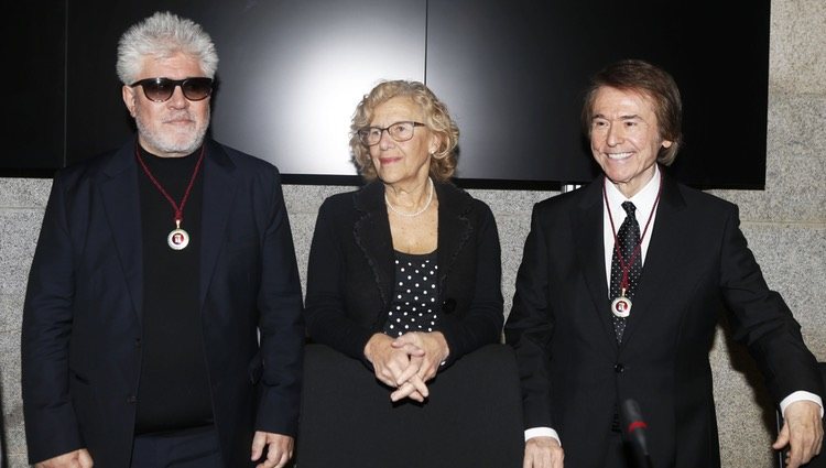 Raphael y Pedro Almodóvar con Manuela Carmena en el nombramiento de Hijos Adoptivos de Madrid