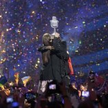 Luísa y Salvador Sobral abrazándose tras ganar Eurovisión 2017