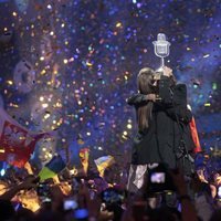 Luísa y Salvador Sobral abrazándose tras ganar Eurovisión 2017