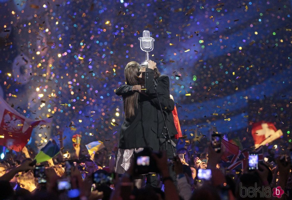 Luísa y Salvador Sobral abrazándose tras ganar Eurovisión 2017