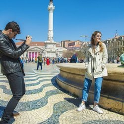 Alfred hace una foto a Amaia en una fuente en Lisboa antes de Eurovisión 2018