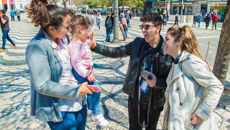 Alfred y Amaia saludan sonrientes a una niña en Lisboa antes de Eurovisión 2018