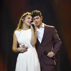 Amaia Romero y Alfred García durante sus ensayos para Eurovisión 2018