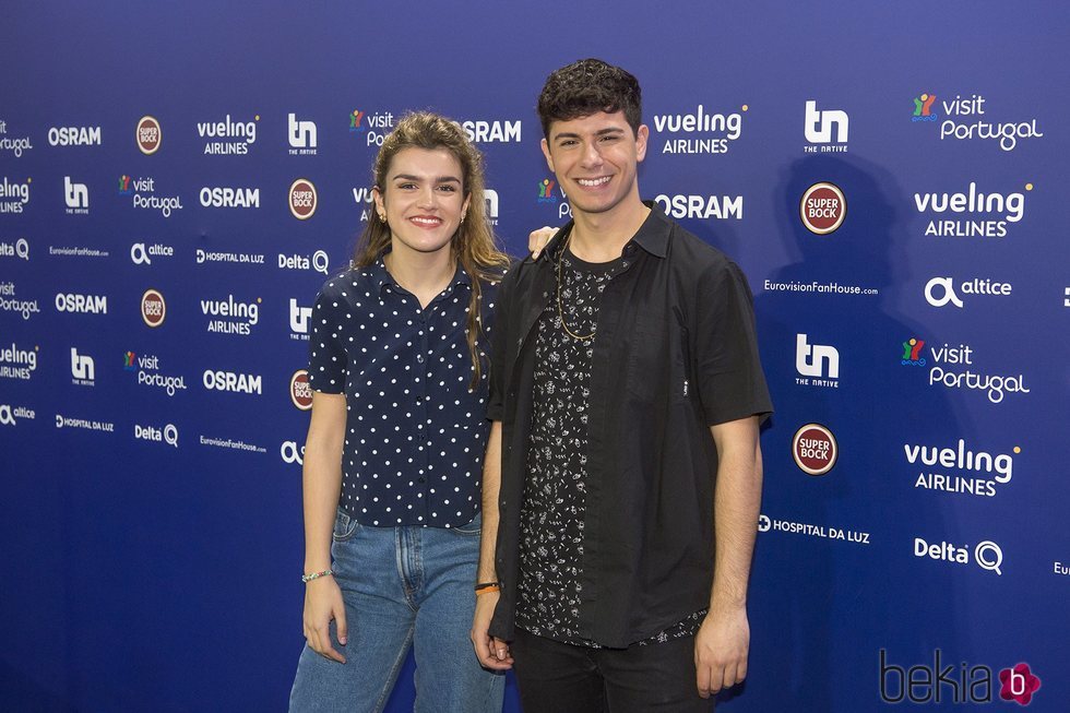 Amaia Romero y Alfred García en su llegada a Lisboa