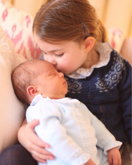 La Princesa Carlota dando un tierno beso en la frente a su hermano el Príncipe Luis