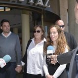 La viuda y los hijos de José María Íñigo en el tanatorio