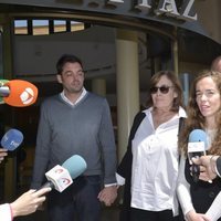 La viuda y los hijos de José María Íñigo en el tanatorio