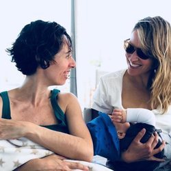 Marta Larralde junto a una amiga celebrando el Día de la Madre