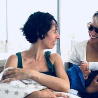 Marta Larralde junto a una amiga celebrando el Día de la Madre