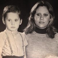 Paco León de niño junto a Carmina Barrios