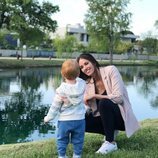 Helen Lindes junto a su hijo, Alan