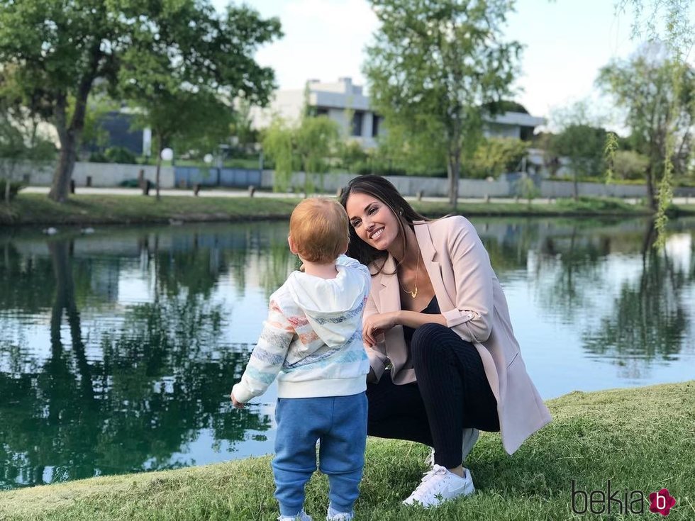 Helen Lindes junto a su hijo, Alan