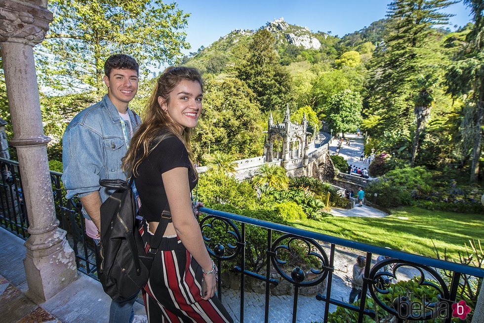 Amaia y Alfred posan sonrientes durante su visita a la villa de Sintra