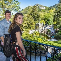 Amaia y Alfred posan sonrientes durante su visita a la villa de Sintra