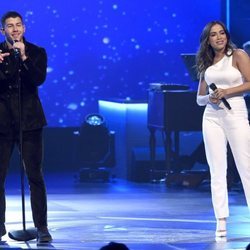 Los cantantes Anitta y Nick Jonas durante la entrega del Premio Persona del Año 2017 de los Grammy Latinos