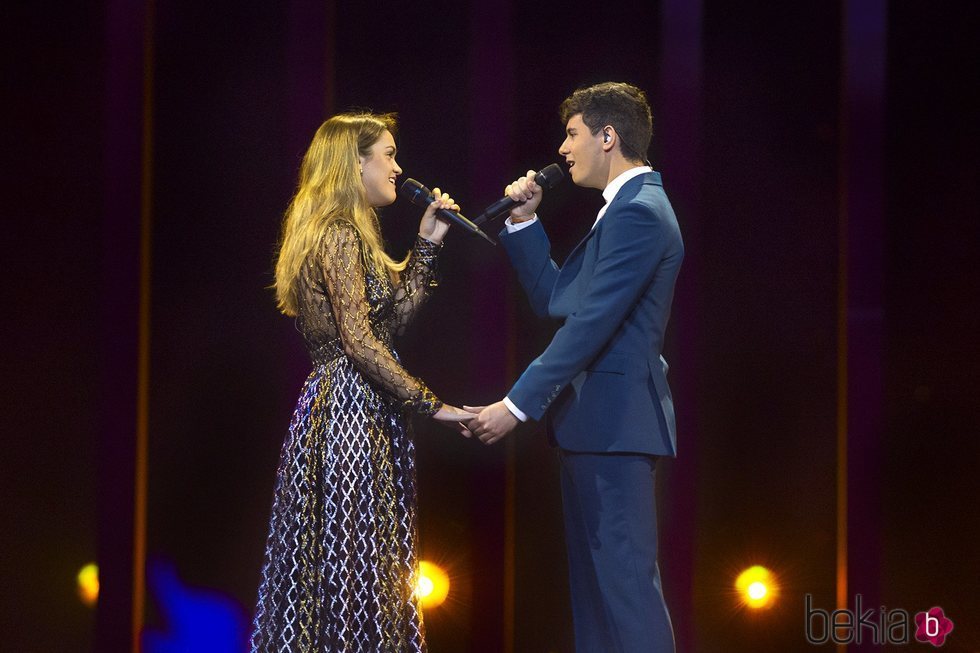 Alfred y Amaia se dan la mano durante el segundo ensayo antes de Eurovisión 2018