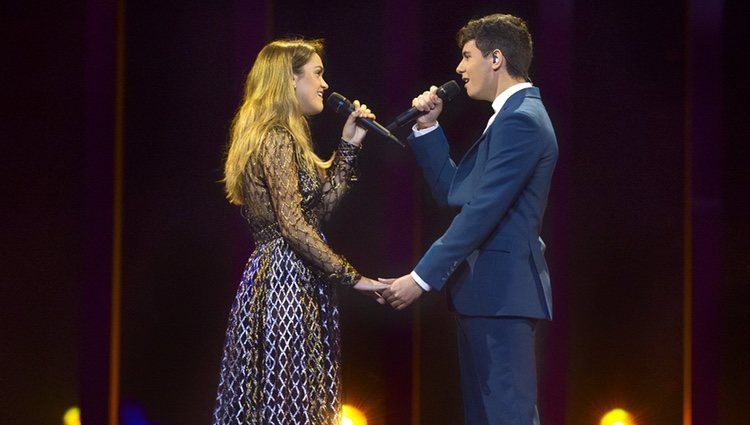 Alfred y Amaia se dan la mano durante el segundo ensayo antes de Eurovisión 2018