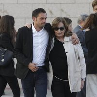 La viuda de José María Íñigo apoyada por su hijo mayor