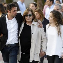 La viuda y los hijos de José María Íñigo a su salida del tanatorio