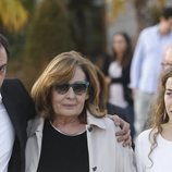 La viuda y los hijos de José María Íñigo, muy afectados tras la despedida al periodista