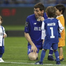 Iker Casillas celebrando la Liga del Oporto con sus hijos Martín y Lucas Casillas