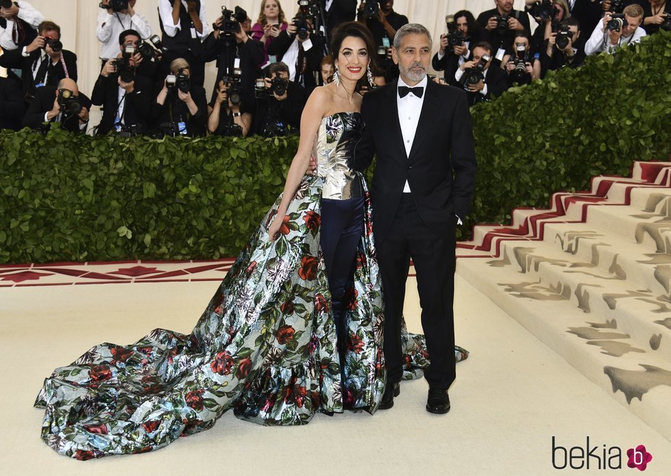 Amal Alamuddin y George Clooney en la alfombra roja de la Gala MET 2018