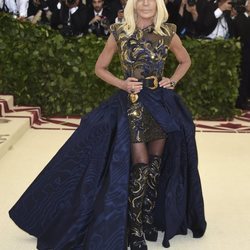 Donatella Versace en la alfombra roja de la Gala MET 2018