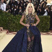 Donatella Versace en la alfombra roja de la Gala MET 2018