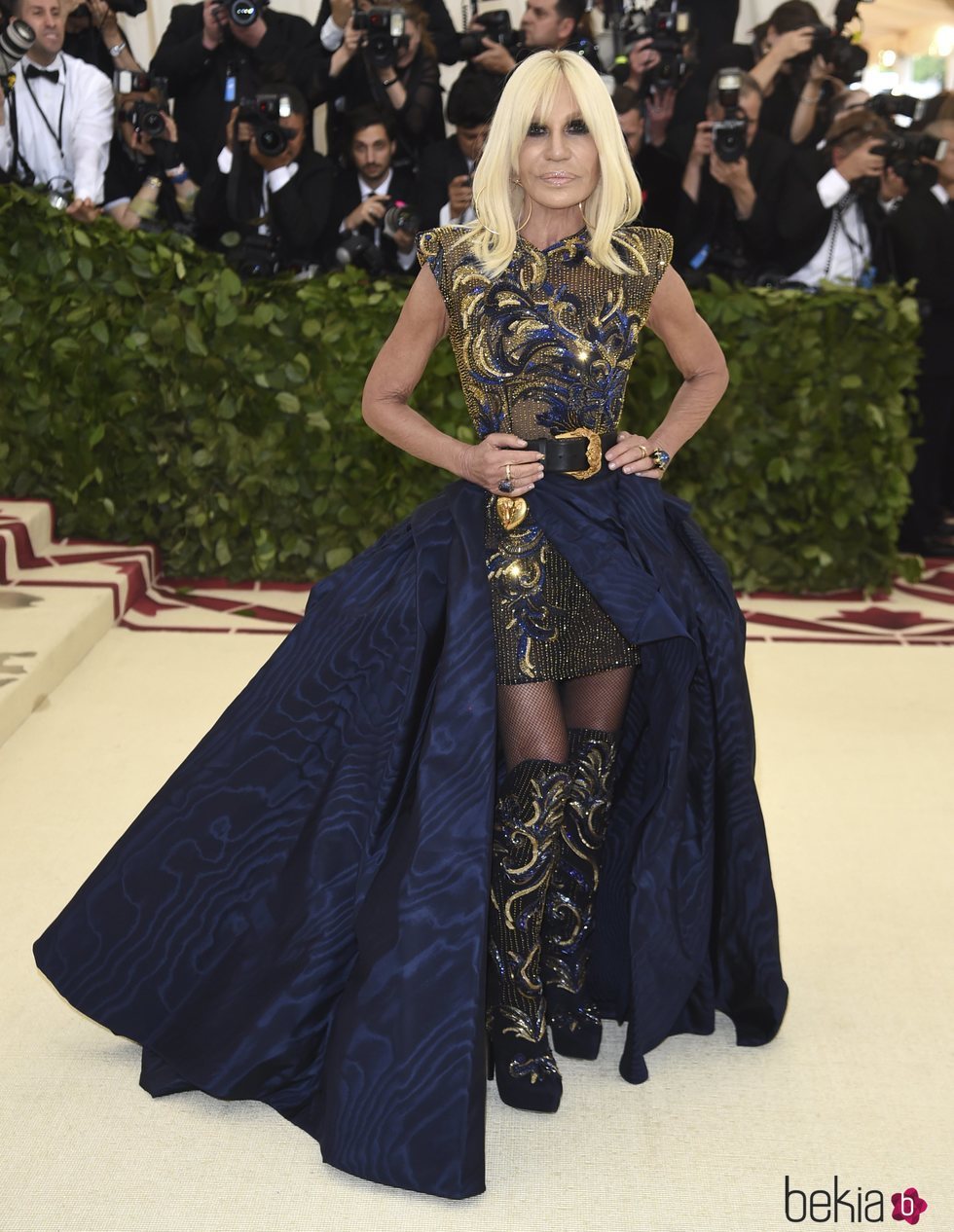 Donatella Versace en la alfombra roja de la Gala MET 2018