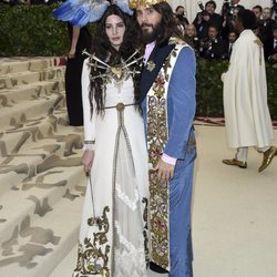 Lana del Rey y Jared Leto en la alfombra roja de la Gala MET 2018