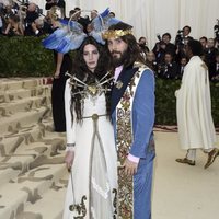 Lana del Rey y Jared Leto en la alfombra roja de la Gala MET 2018