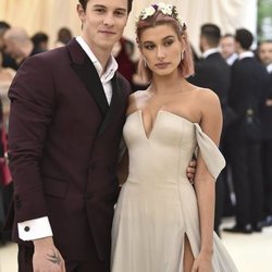 Hailey Baldwin y Shawn Mendes en la alfombra roja de la Gala MET 2018