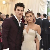 Hailey Baldwin y Shawn Mendes en la alfombra roja de la Gala MET 2018