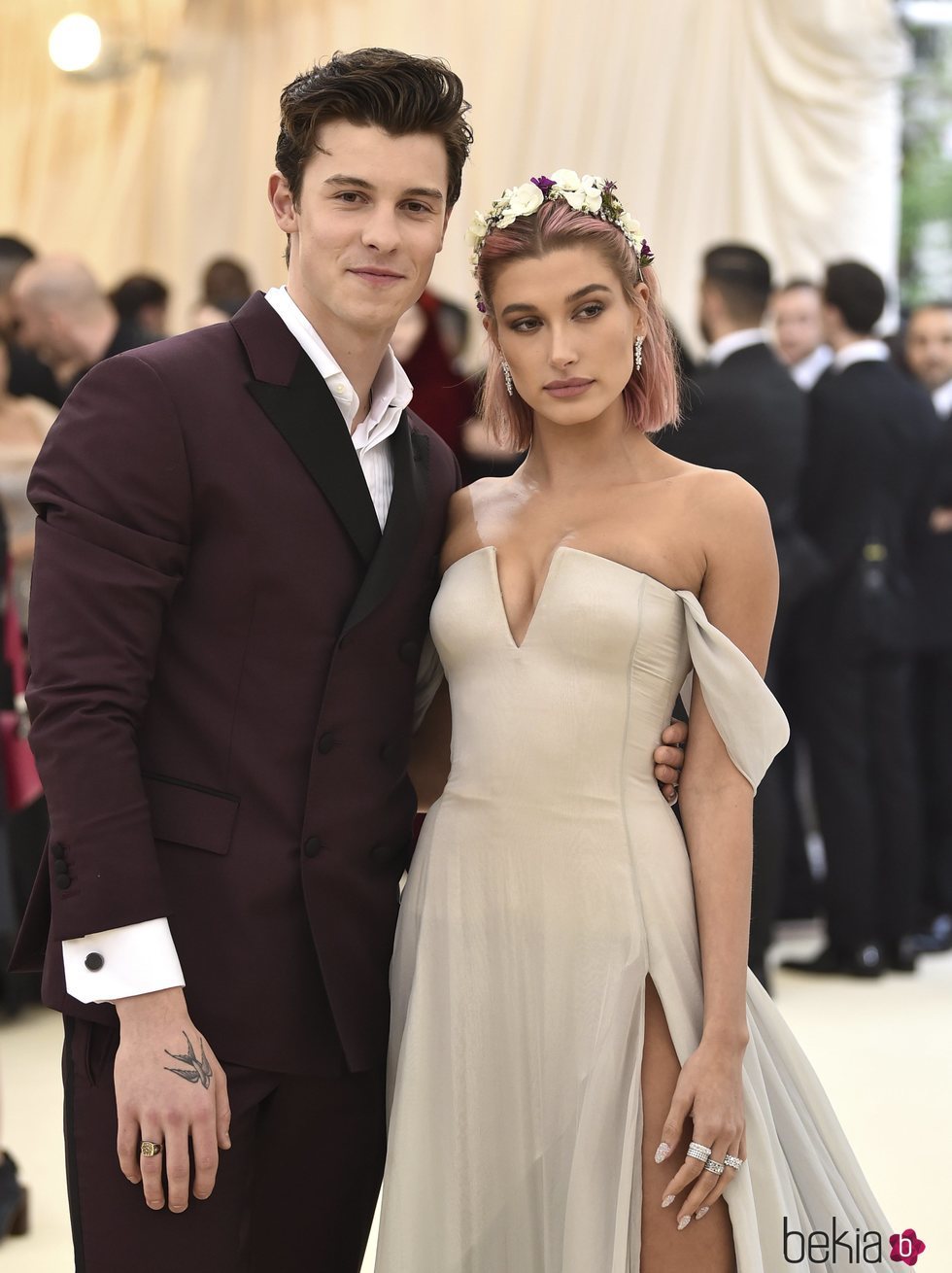 Hailey Baldwin y Shawn Mendes en la alfombra roja de la Gala MET 2018