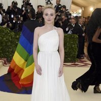 Dakota Fanning en la alfombra roja de la Gala MET 2018