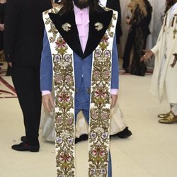 Jared Leto en la alfombra roja de la Gala MET 2018