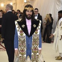 Jared Leto en la alfombra roja de la Gala MET 2018