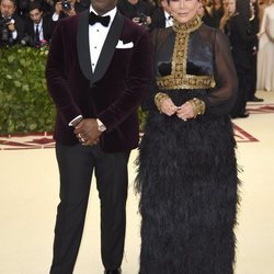 Kris Jenner y Corey Gamble en la alfombra roja de la Gala MET 2018