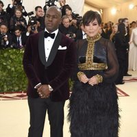 Kris Jenner y Corey Gamble en la alfombra roja de la Gala MET 2018