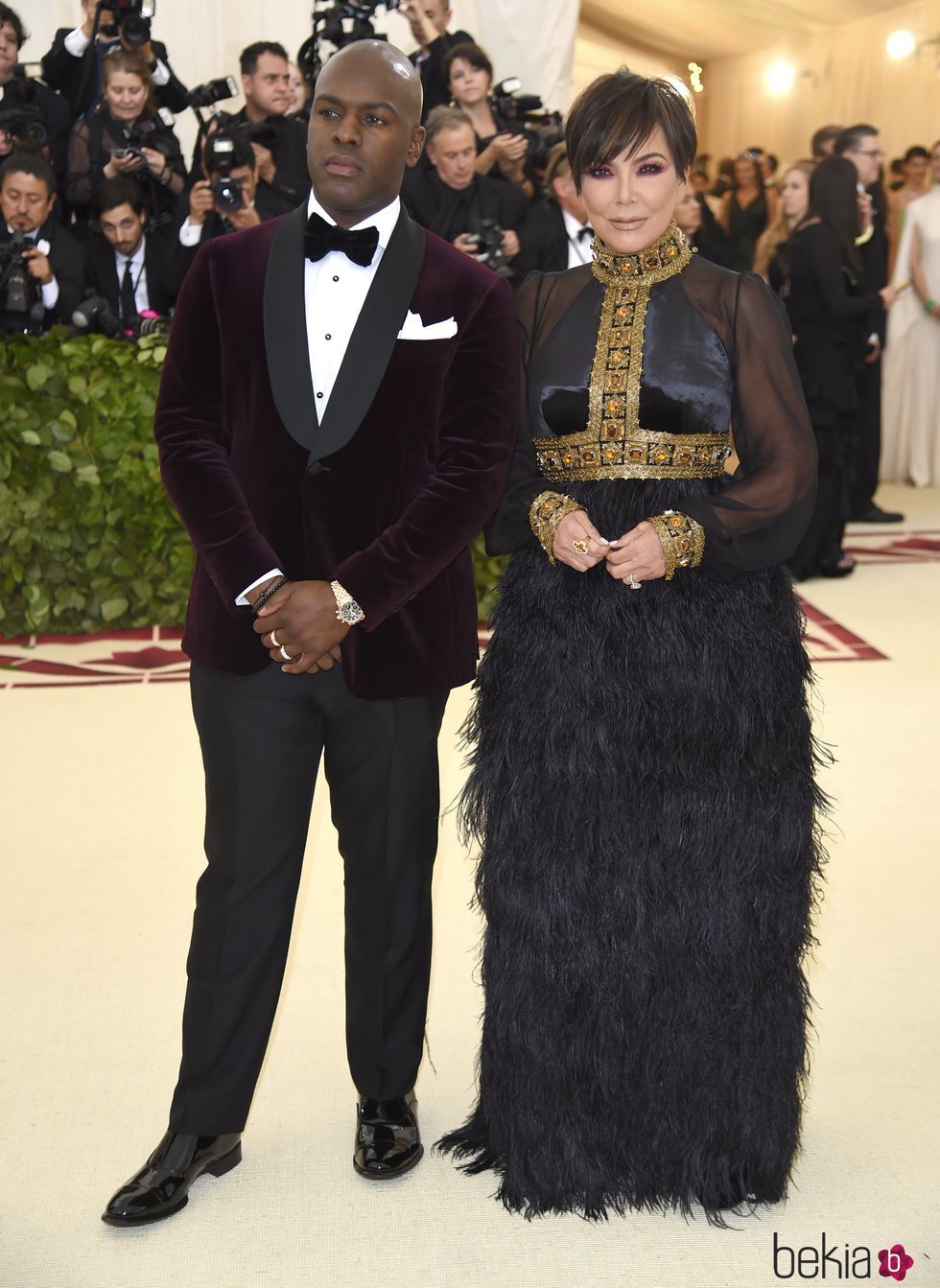 Kris Jenner y Corey Gamble en la alfombra roja de la Gala MET 2018