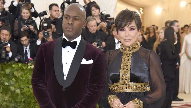 Kris Jenner y Corey Gamble en la alfombra roja de la Gala MET 2018